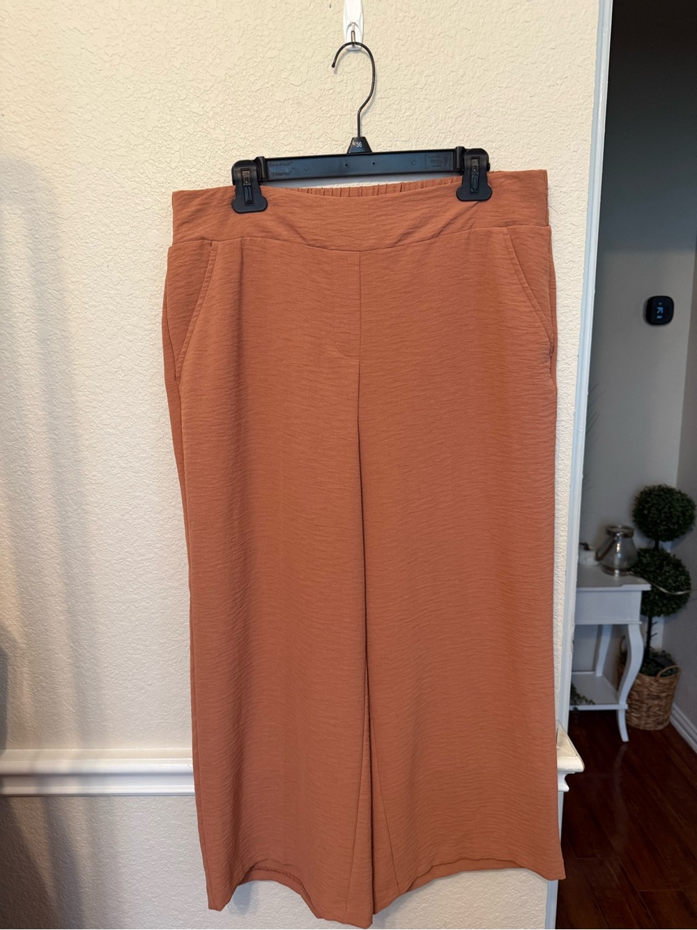 Large Nine West Wide Leg Crop Pants Great For Spring /Summer Very
Light Fabric